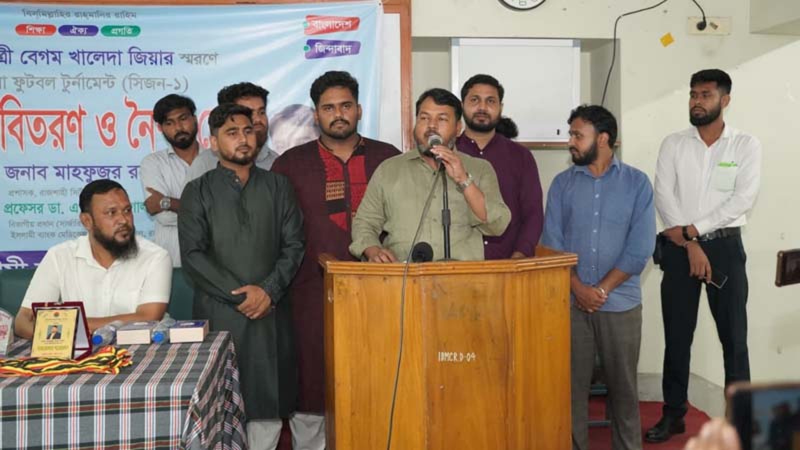 জিয়া ফুটবল টুর্নামেন্টের পুরস্কার বিতরণে রাসিক প্রশাসক