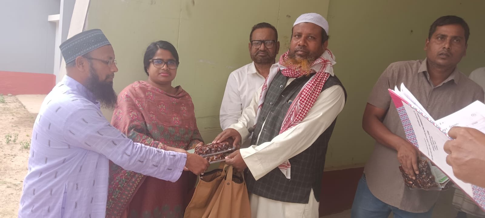 সাপাহারে এতিম ও অসহায়দের মাঝে খেজুর বিতরণ