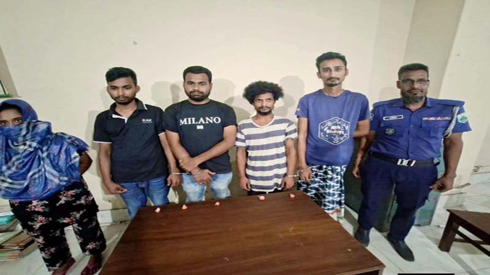 চাঁপাইনবাবগঞ্জে ৩১০ মোবাইল ফোন ও ৮৫০পিসইয়াবাসহ ৭ জনকে আটক