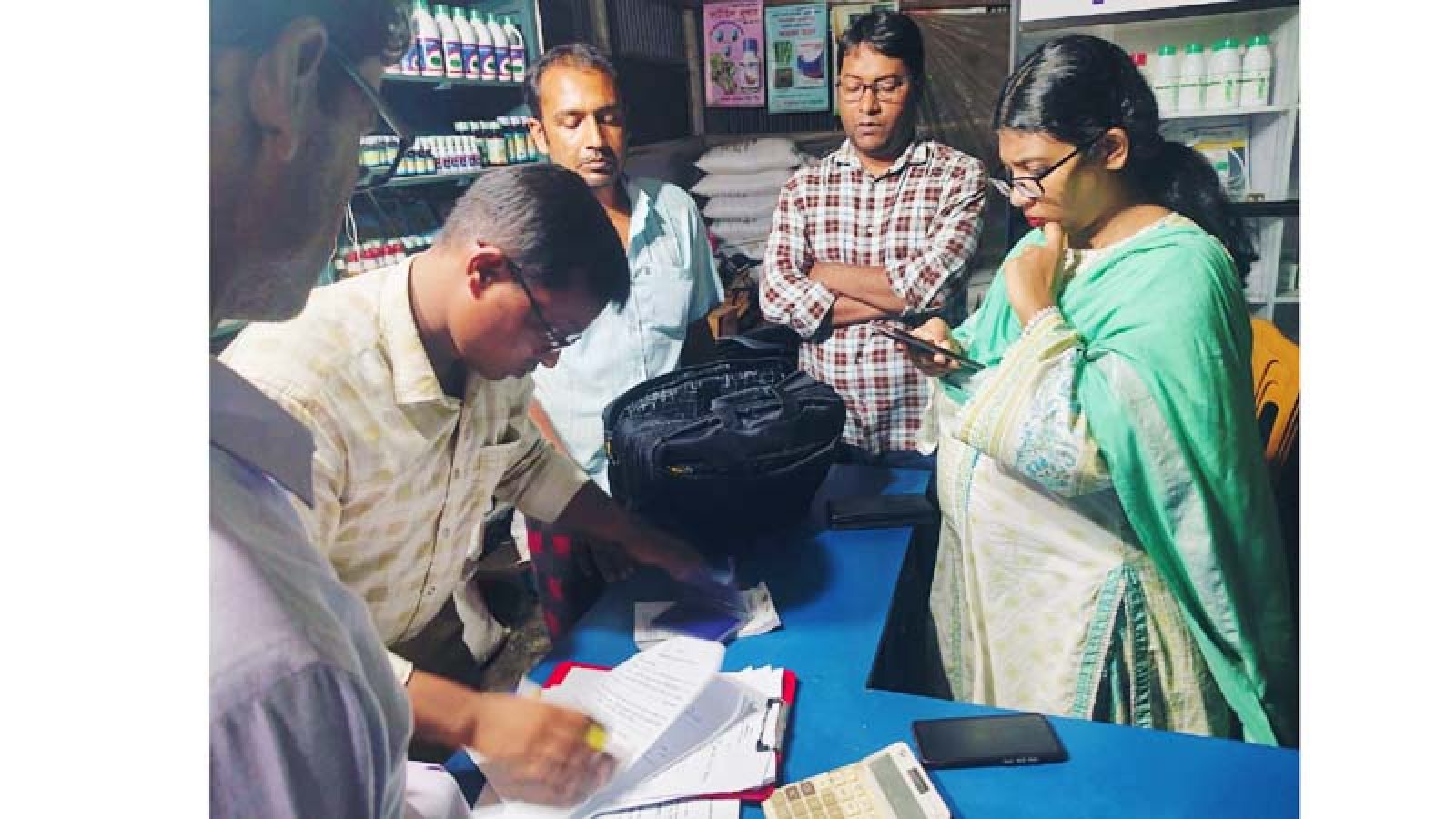 সিংড়ায় অবৈধভাবে সার মজুত, চার ব্যবসায়ীকে অর্থ ও কারাদণ্ড
