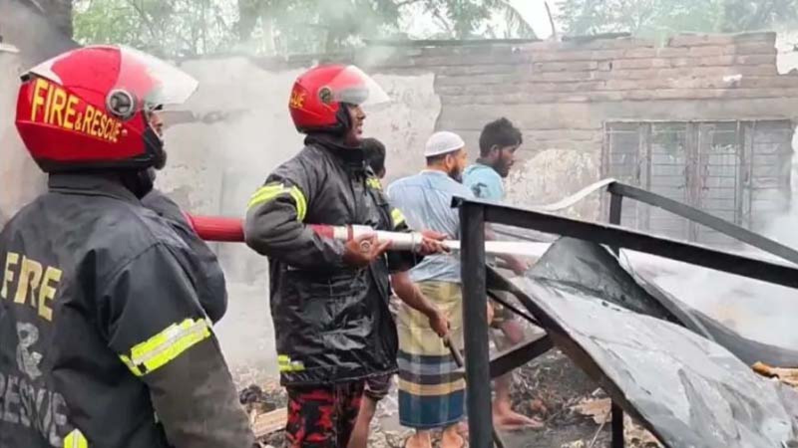 বগুড়ার শেরপুরে লাচ্ছা-সেমাই কারখানায় অগ্নিকাণ্ডে ১৫ লাখ টাকার মালামাল পুড়ে ছাই