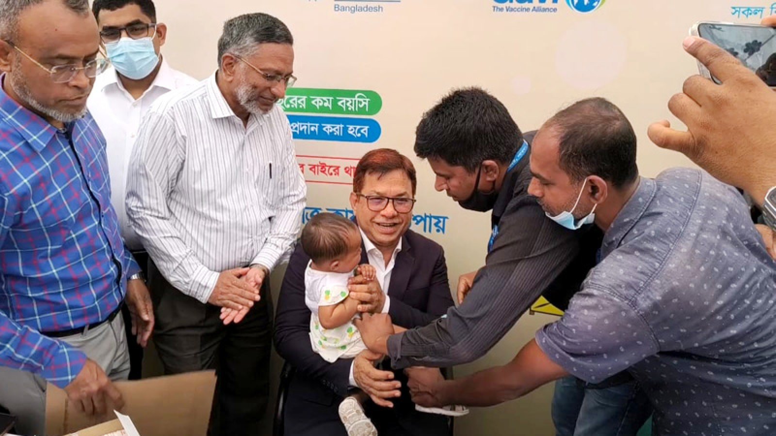 পাবনায় হাম প্রতিরোধে জরুরী টিকাদান উদ্বোধন করলেন স্বাস্থ্যসেবা বিভাগের সচিব