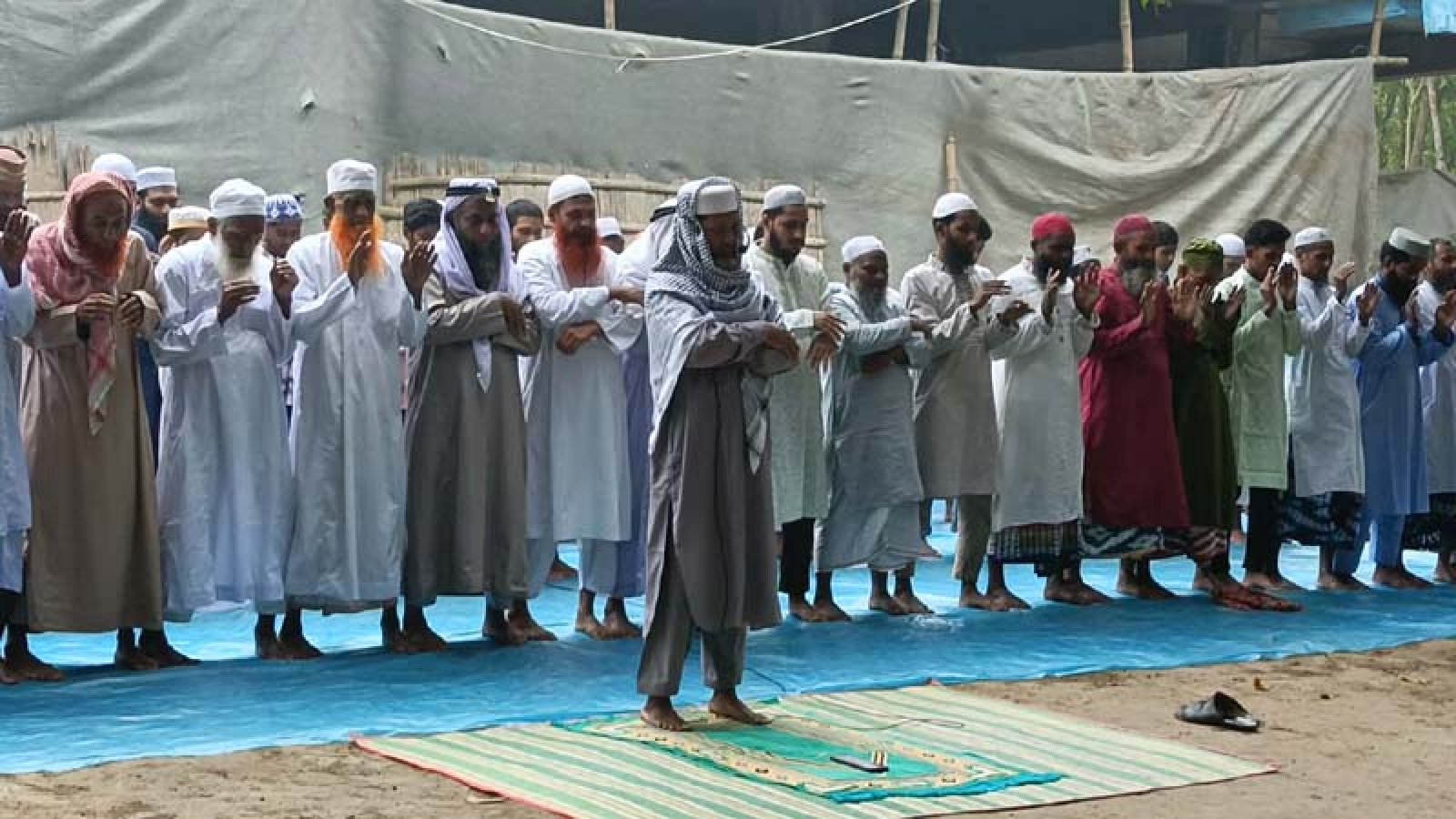 শিবগঞ্জে কিছু এলাকায় ইদের নামাজ আদায়