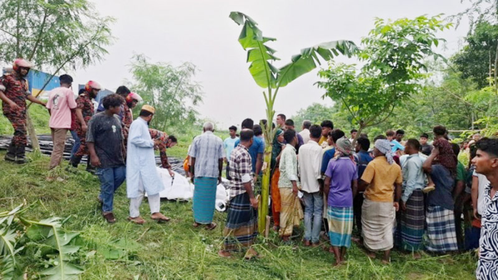 ট্রাকে করে ইদযাত্রা, উল্টে ১৫ জন নিহত