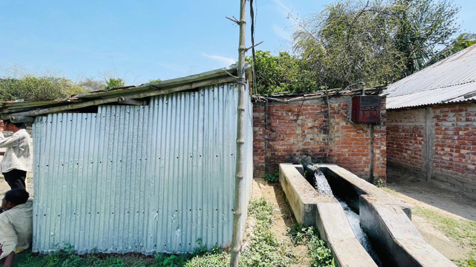 আ‘লীগ নেতার কাণ্ড : তানোরে জমি ও সেচপাম্প দখলে নিতে ভুয়া দলিল তৈরির অভিযোগ