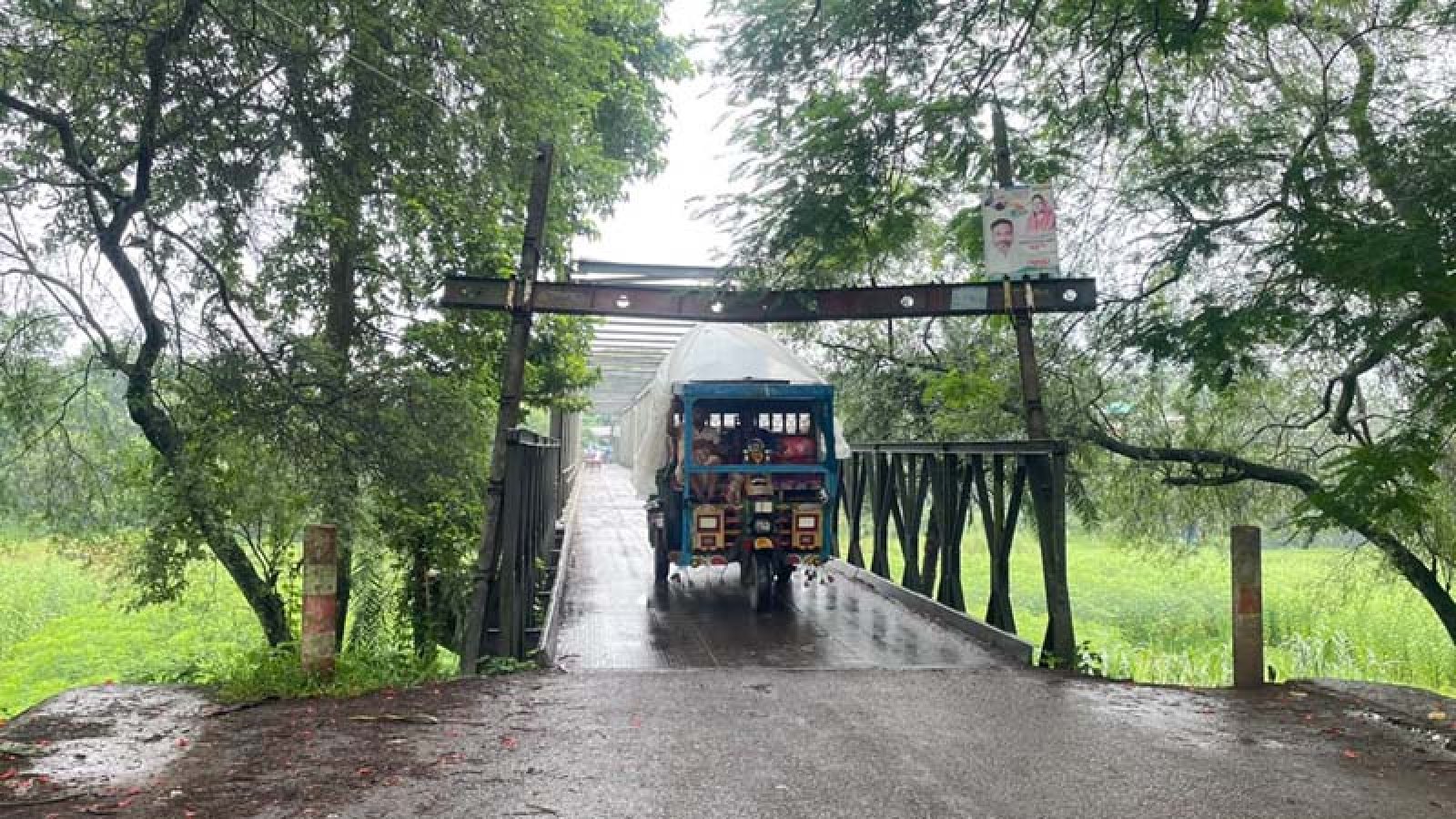 ঝুলে পড়েছে বেইলি ব্রিজের ব্যারিয়ার, বাড়ছে দুর্ঘটনার শঙ্কা