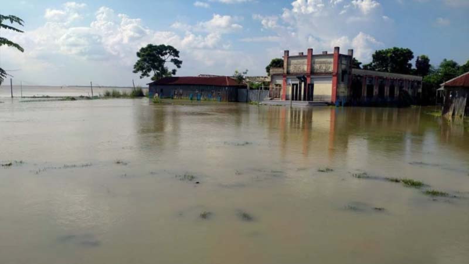 বাঘায় পানিবন্দি মানুষের দুর্দশার জীবন