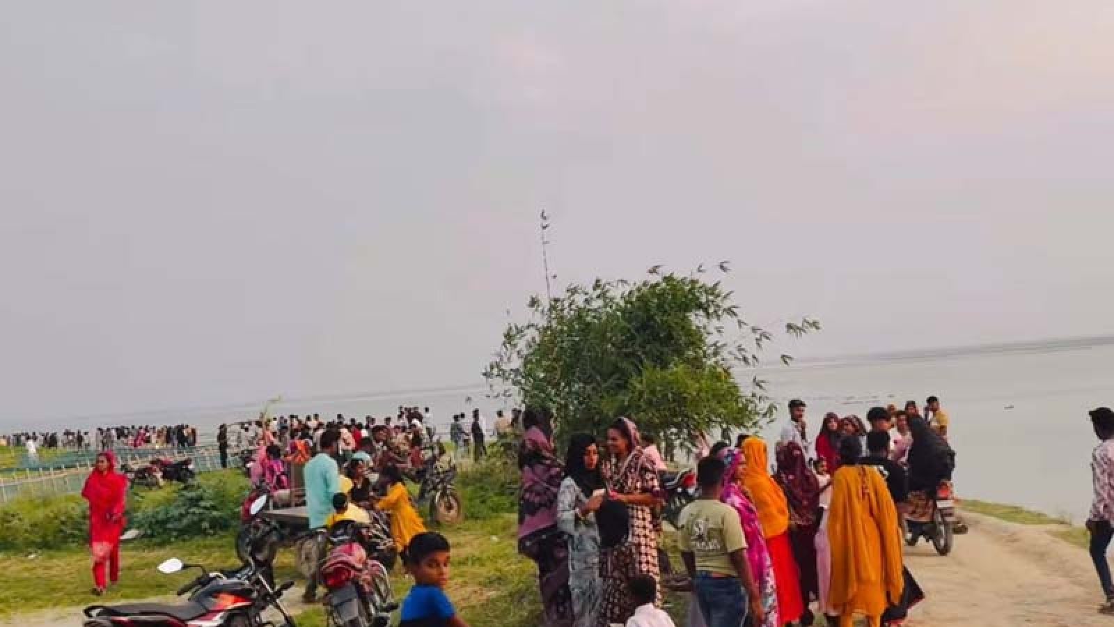 বাঘায় ইদের ছুটিতে পদ্মা পাড়ে হাজারো দর্শনার্থীর ভিড়