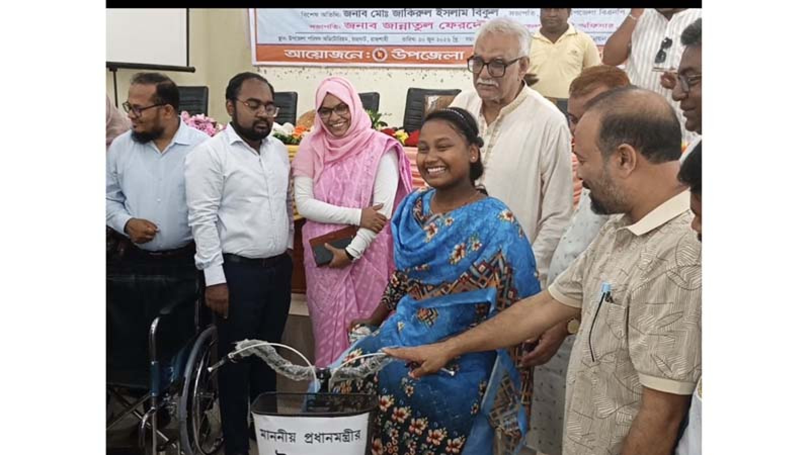 চারঘাটে অসহায় ও দুস্থদের মাঝে প্রধানমন্ত্রীর উপহার সামগ্রী তুলে দেন আবু সাইদ চাঁদ এমপি