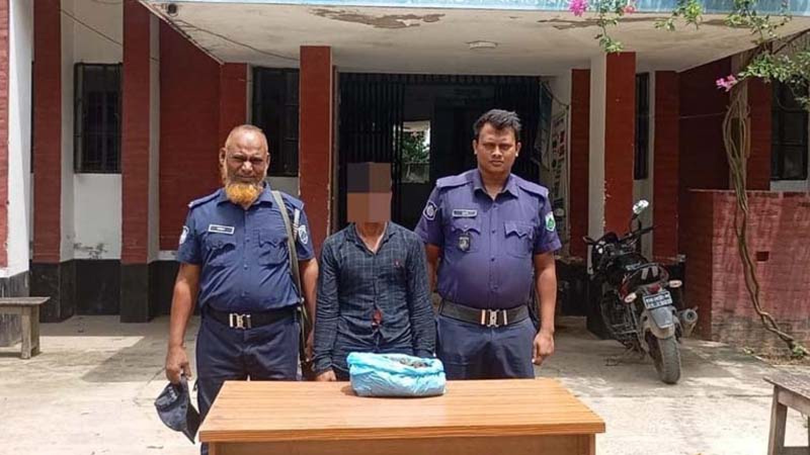 গোদাগাড়ীতে ১ কেজি গাঁজাসহ একজন গ্রেফতার