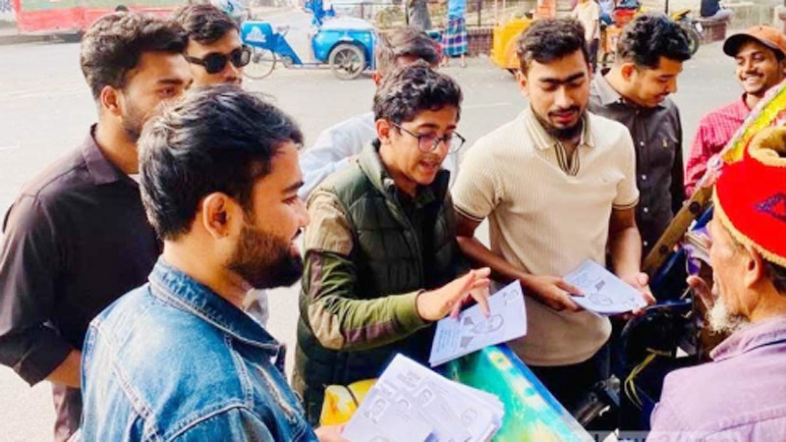 ভোটের প্রচারে ঢাবির ছাত্রনেতারা, চলছে নিজেদের রাজনীতিও