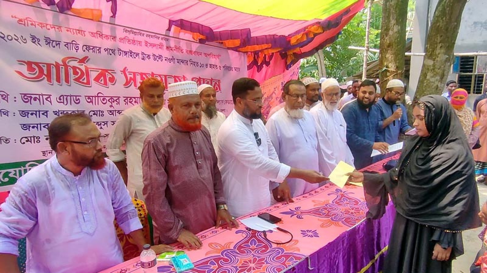 টাঙ্গাইলে ট্রাক উল্টে নওগাঁর নিহত ও আহত পরিবারের মাঝে আর্থিক সহায়তা প্রদান