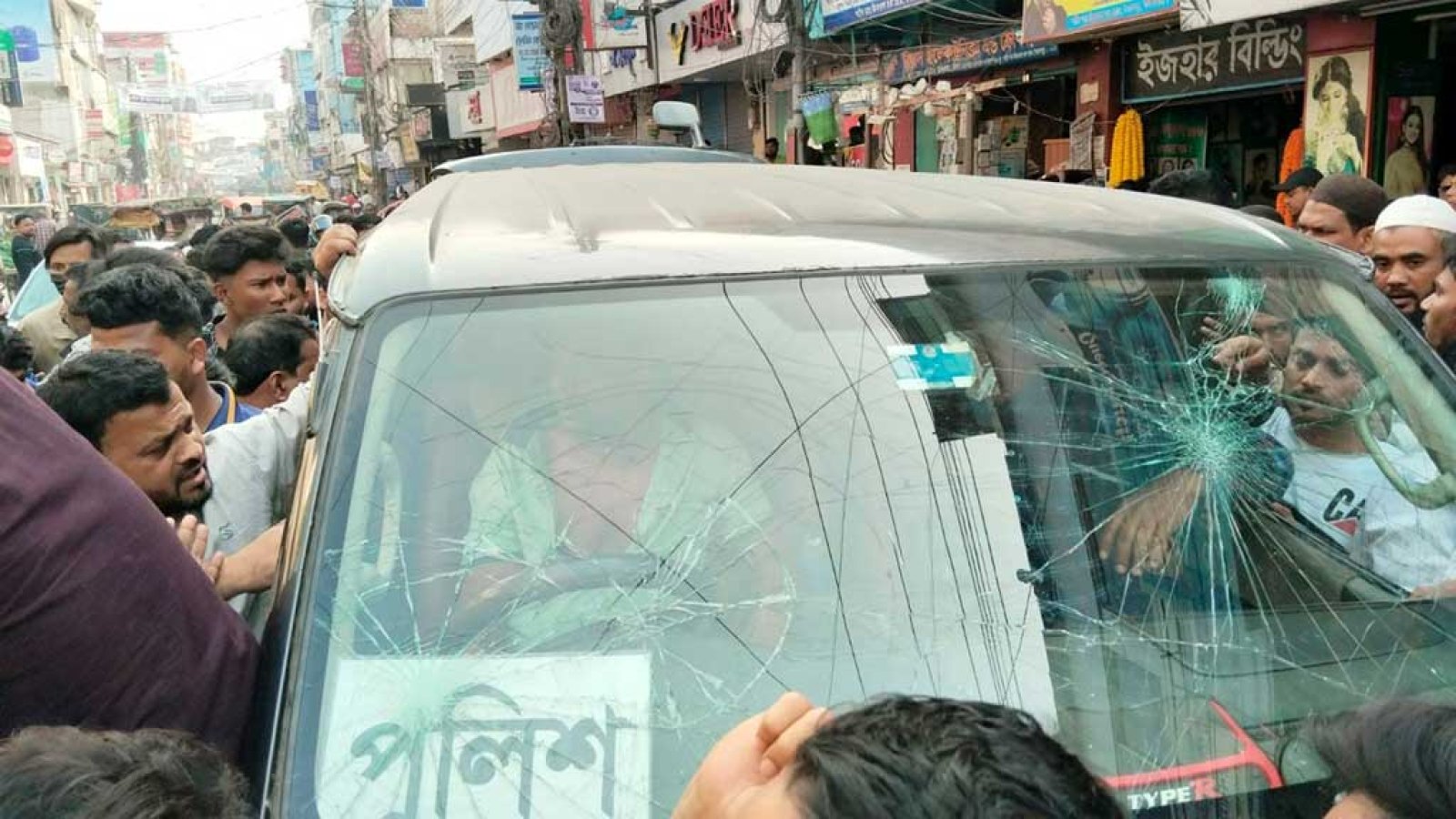 নীলফামারীতে আসামি ধরতে গিয়ে হামলার শিকার পুলিশ