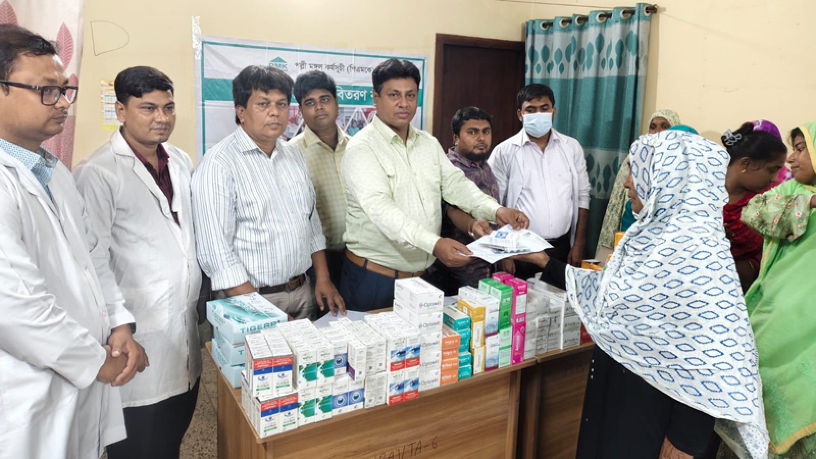 রাজশাহীতে পল্লী মঙ্গল কর্মসূচির চিকিৎসাসেবা ও ওষুধ বিতরণ