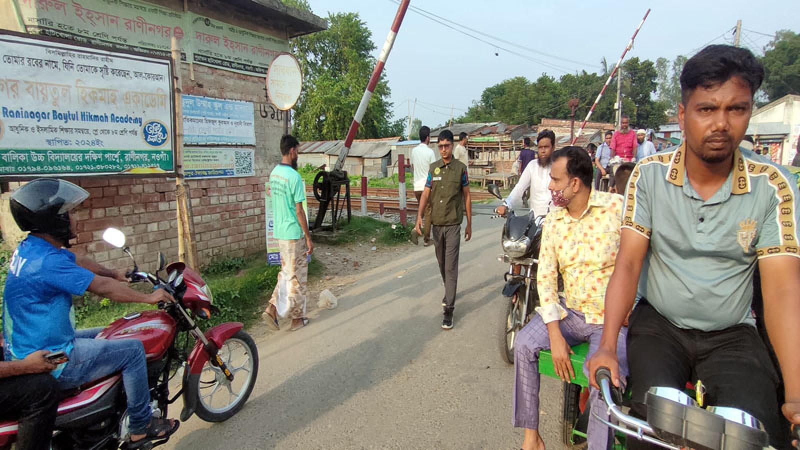 রাণীনগরের পথে ট্রাফিক পুলিশের ভূমিকায় আনসার-ভিডিপির সদস্যরা
