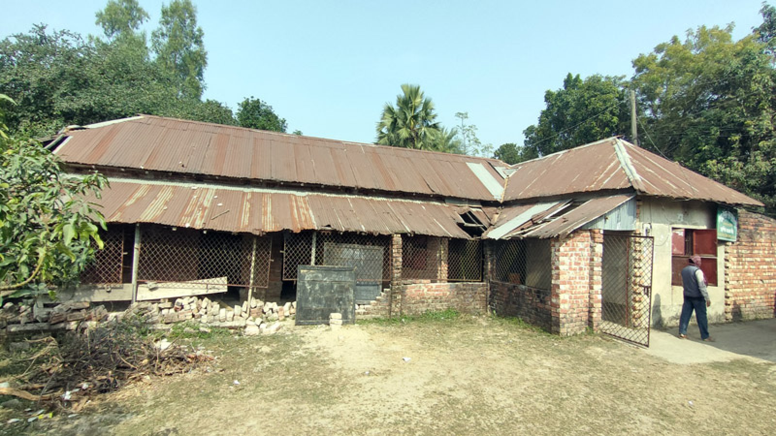 ২২ বছর ধরে বেতন-ভাতা বঞ্চিত রাণীনগরের শফিকপুর কারিগরি কলেজ