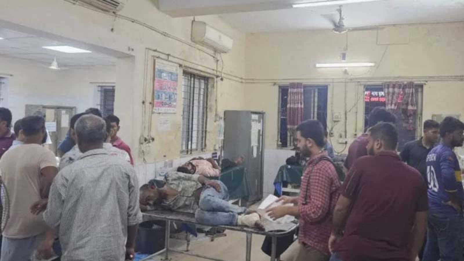 মানুষের জটলার ওপর উঠে গেলো কাভার্ডভ্যান, নিহত ২