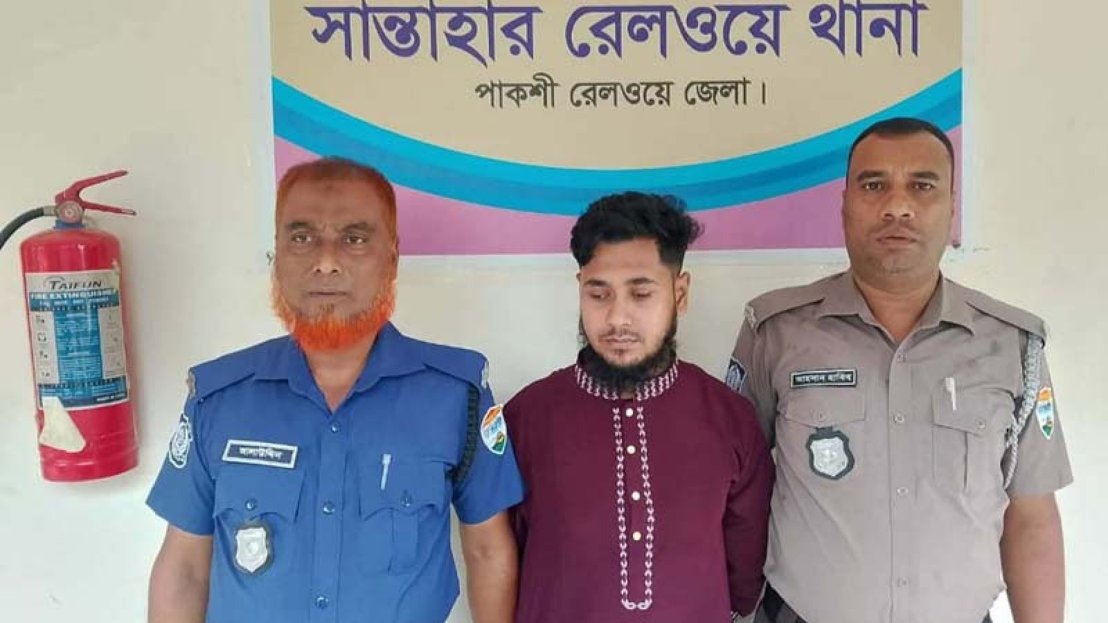 সান্তাহারে নারীকে অনলাইনে হয়রানি ও শিশুকে যৌন নিপীড়নের মামলায় যুবক গ্রেপ্তার