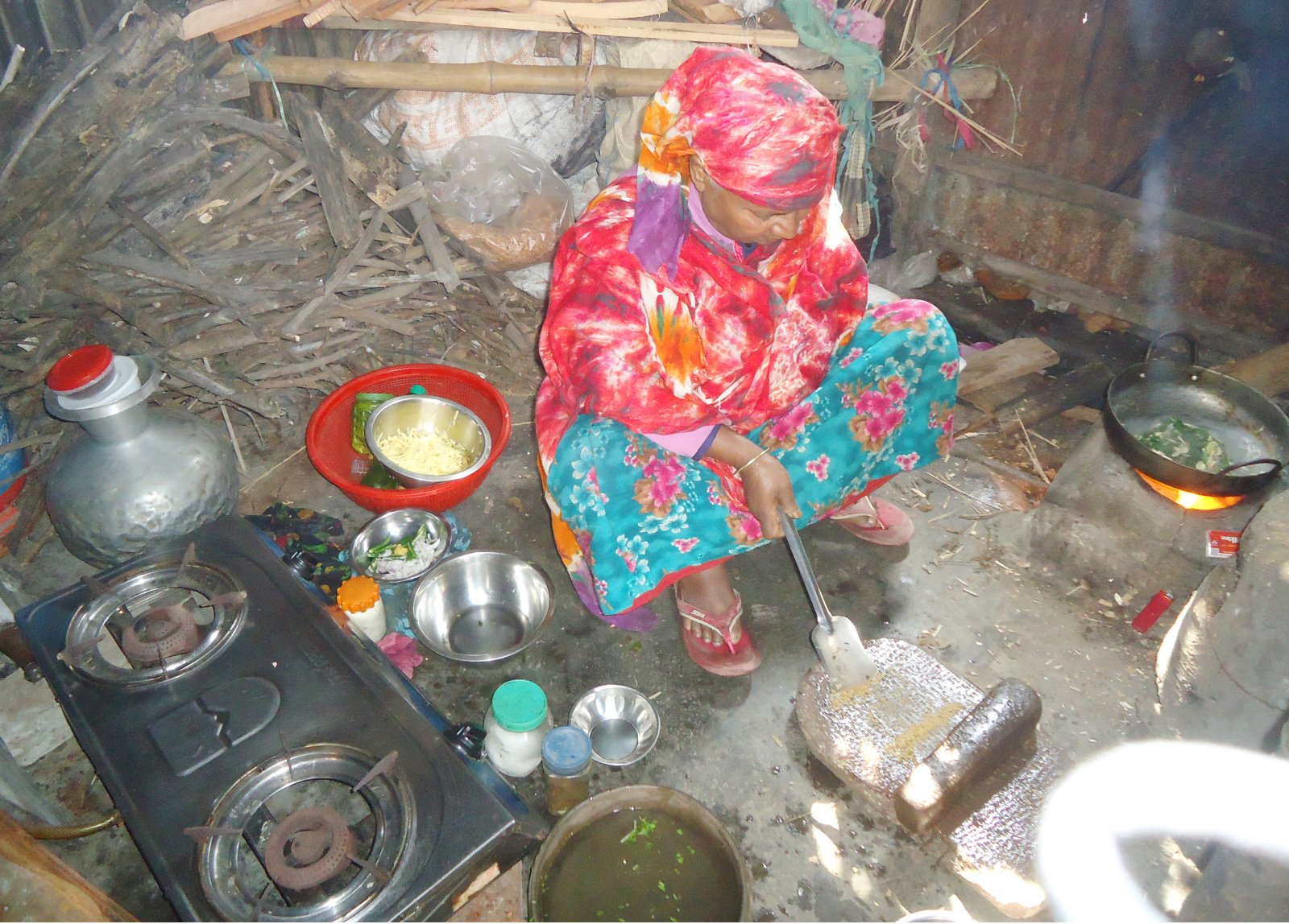 সাঁথিয়ায় রাত ৯টায় গ্যাস চলে যায়, ভোগান্তিতে গ্রাহক