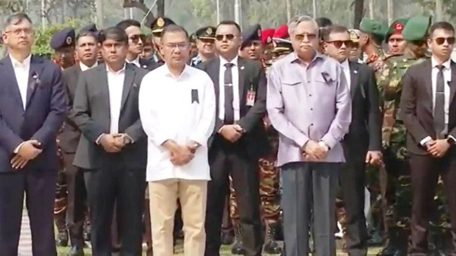 বনানী সামরিক কবরস্থানে রাষ্ট্রপতি-প্রধানমন্ত্রীর শ্রদ্ধা
