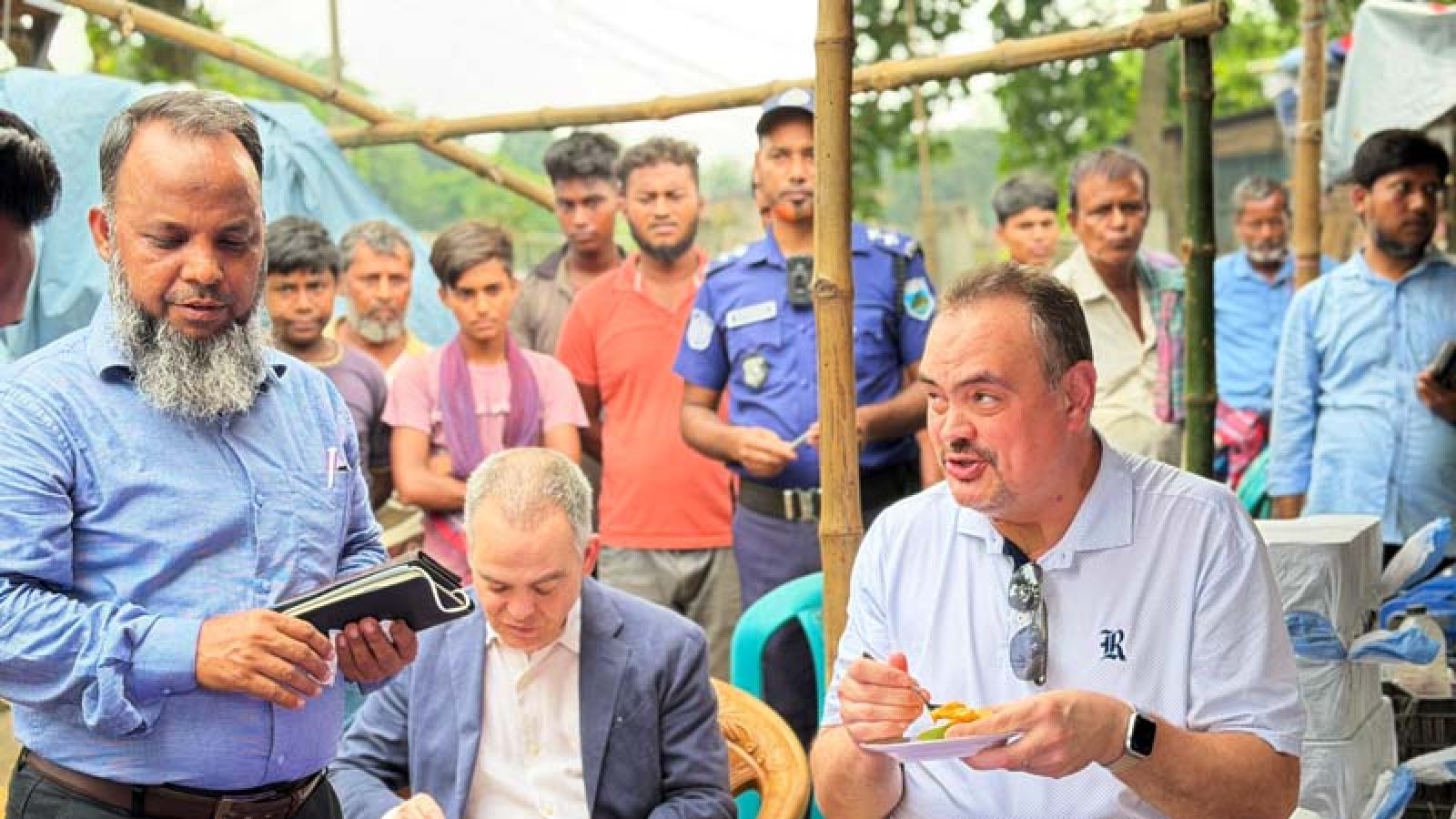 রাজশাহীর আমের স্বাদ নিলেন মার্কিন রাষ্ট্রদূত