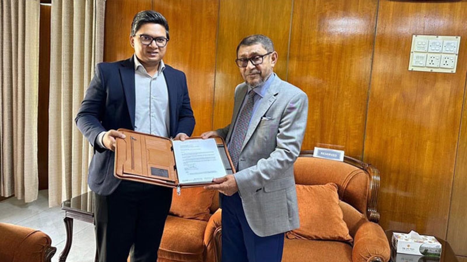 স্বাস্থ্য মন্ত্রণালয়কে ১০টি ভেন্টিলেটর দিল রেডিয়েন্ট