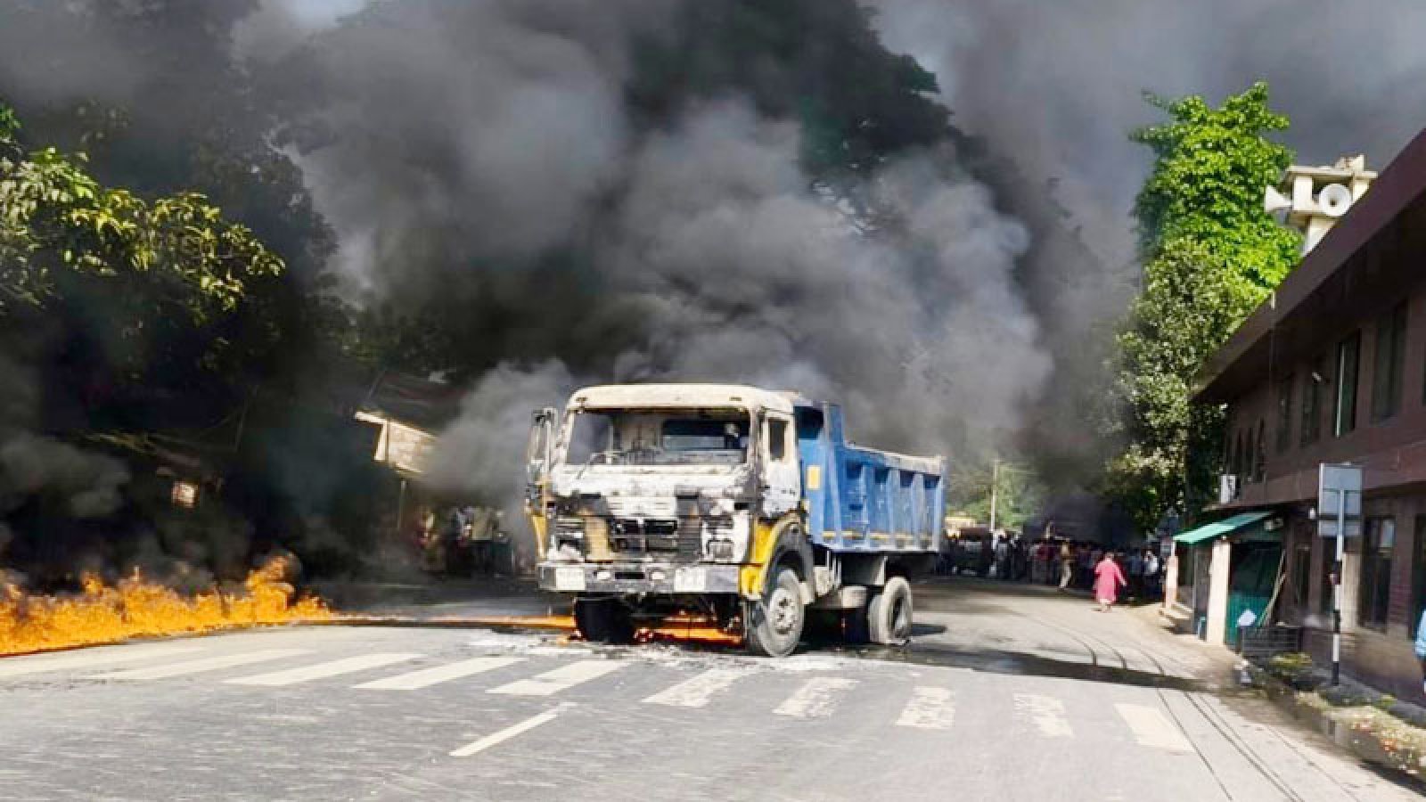 রাজশাহীতে ট্রাকের ধাক্কায় পথচারী নিহত, দুটি ট্রাকে আগুন