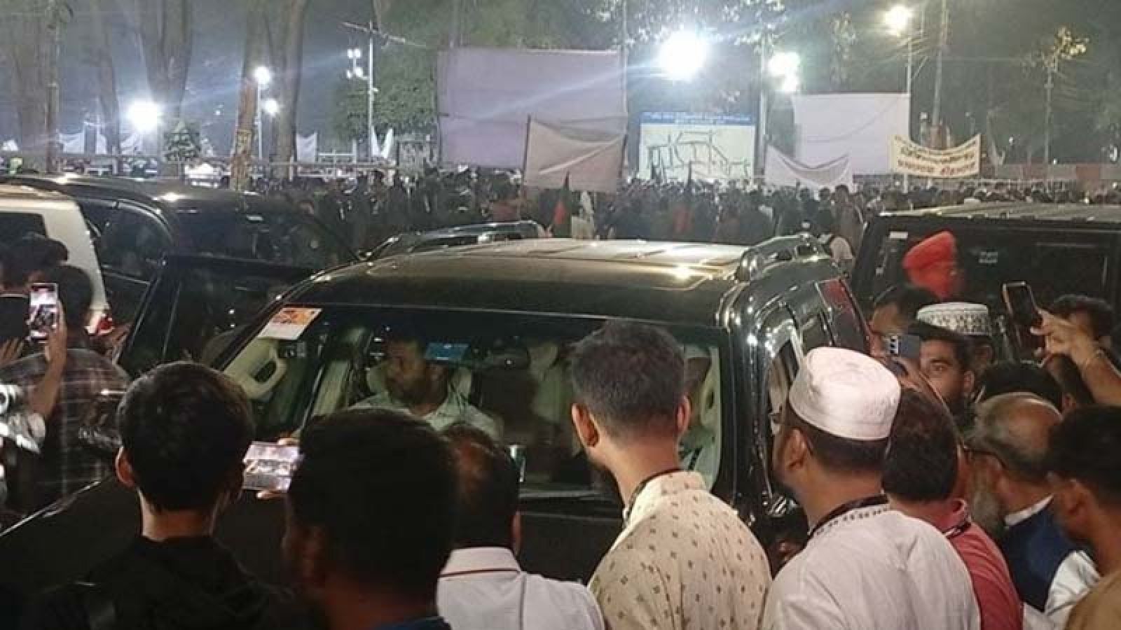 শহীদ মিনারে জামায়াত আমিরকে দেখে ‘রাজাকার’ ও ‘একাত্তরের দালাল’ স্লোগান