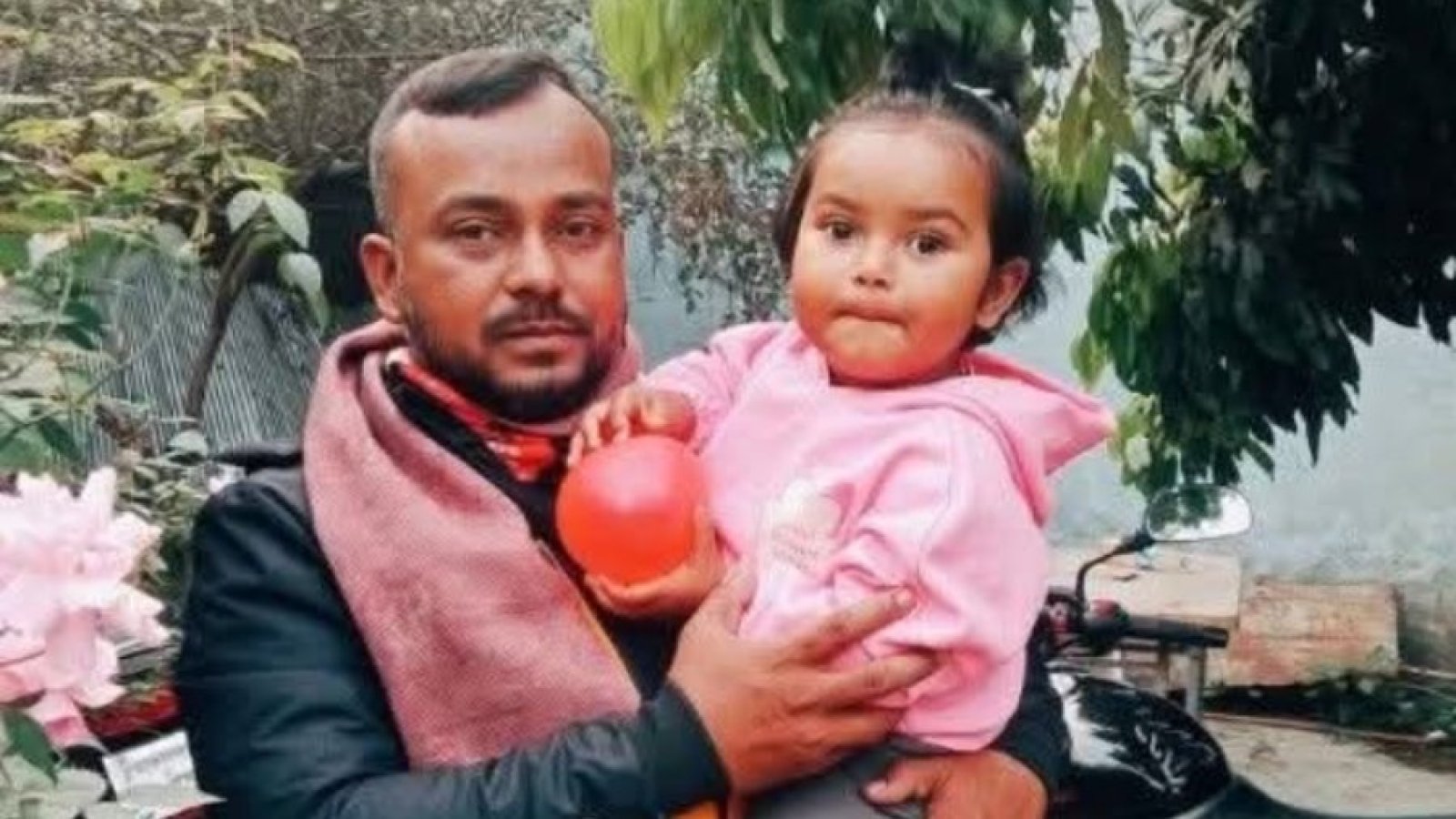 বজ্রাঘাতে বাবার মৃত্যু, ছিটকে পড়ে বেঁচে গেলো কোলে থাকা সন্তান