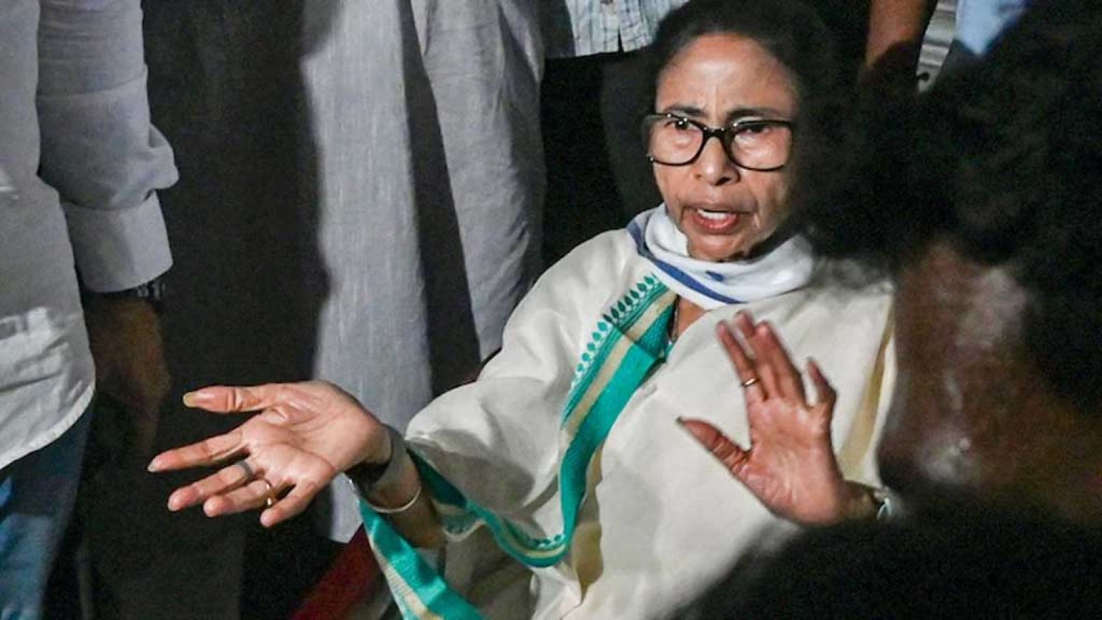 পদত্যাগ করব না, আমাকে বরখাস্ত করুক: হুঙ্কার মমতার