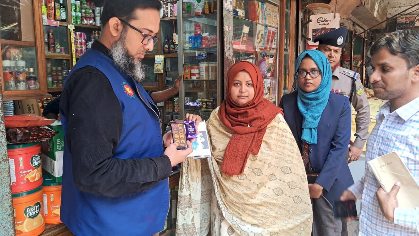 অনুমোদনবিহীন বিদেশি ‘চকলেট ও লজেন্স’ বিক্রি করায় দশ হাজার টাকা জরিমানা