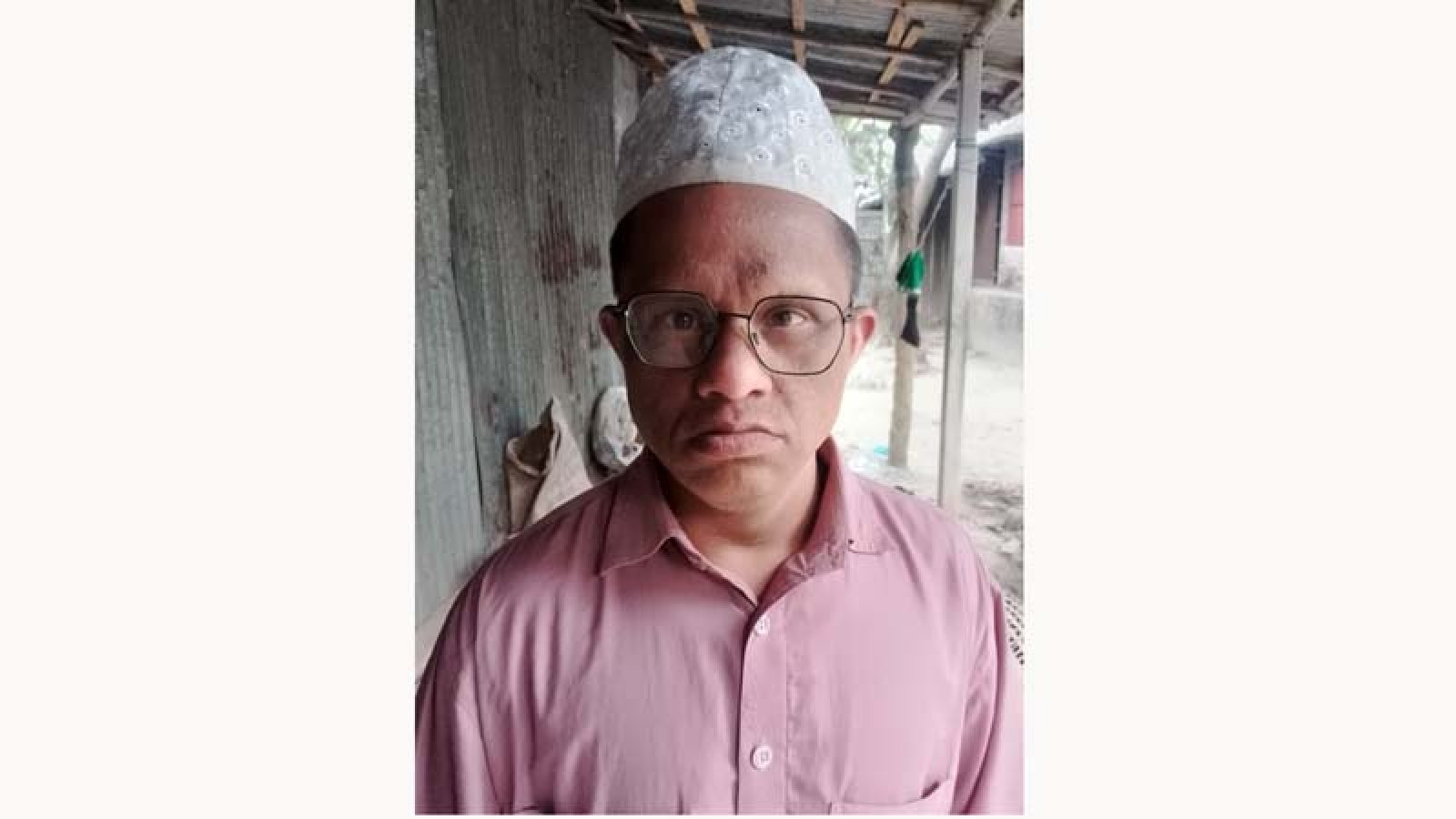 পার্বতীপুরের বুদ্ধি প্রতিবন্ধী যুবক মিজান সংবাদপত্র বিক্রি করে জীবিকা নির্বাহ করছে