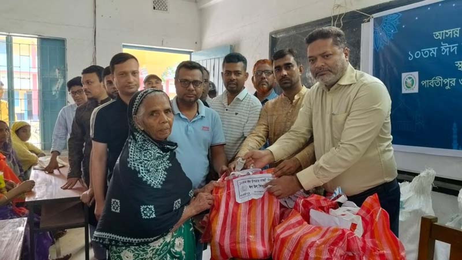 পার্বতীপুর ওয়েলফেয়ার অ্যাসোসিয়েশনের ঈদ উপহার সামগ্রী বিতরণ