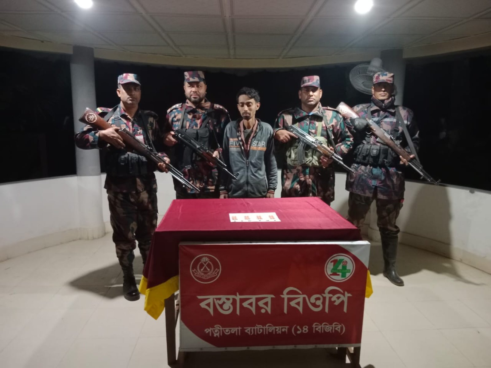 পত্নীতলায় নেশাজাতীয় ট্যাপেন্টাডল ট্যাবলেটসহ যুবক আটক