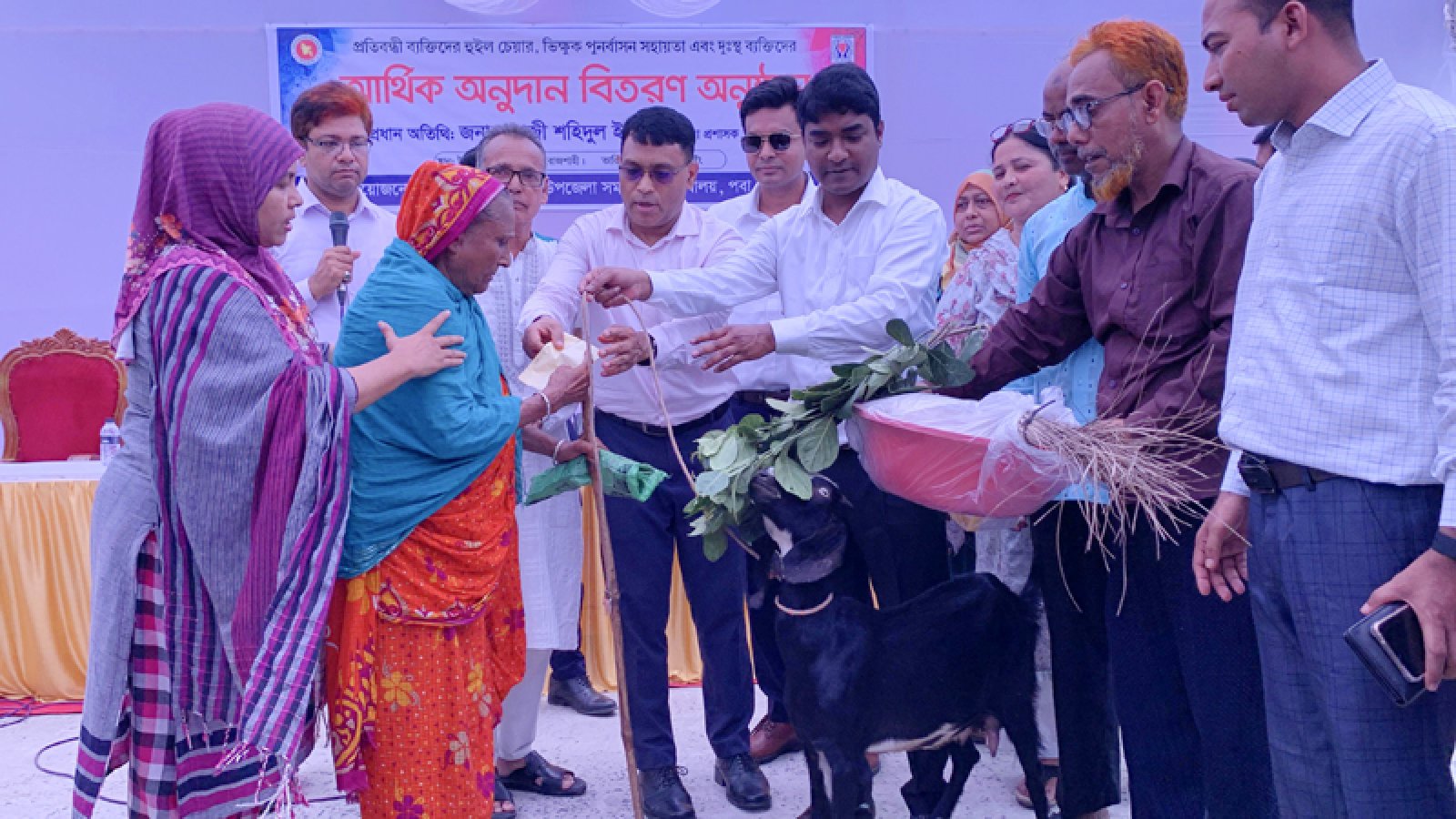 পবায় মানবিক সহায়তায় বদলে যাওয়ার স্বপ্ন দেখছেন সুবিধাভোগীরা