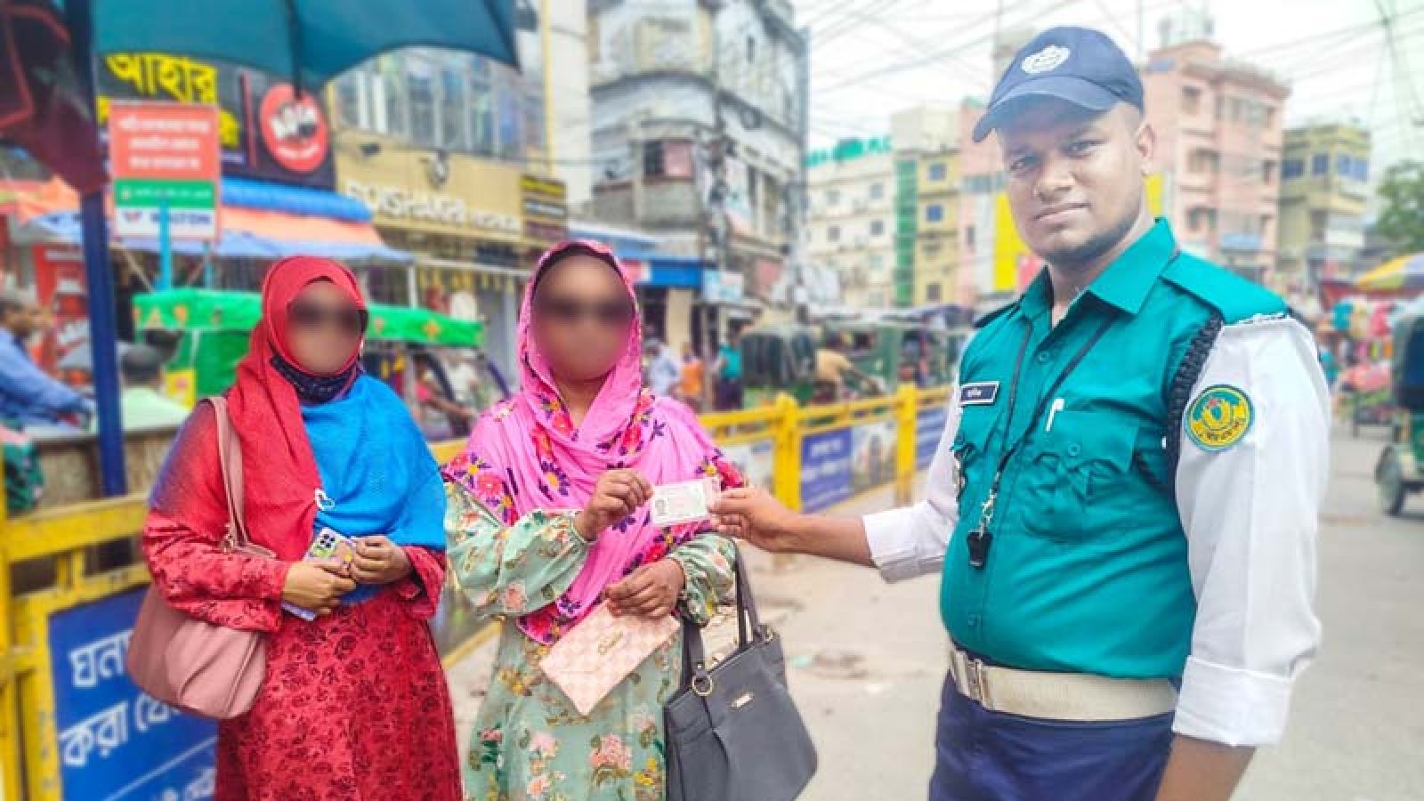 কুড়িয়ে পাওয়া হারানো ব্যাগ মালিককে ফিরিয়ে দিলেন ট্রাফিক কনস্টেবল