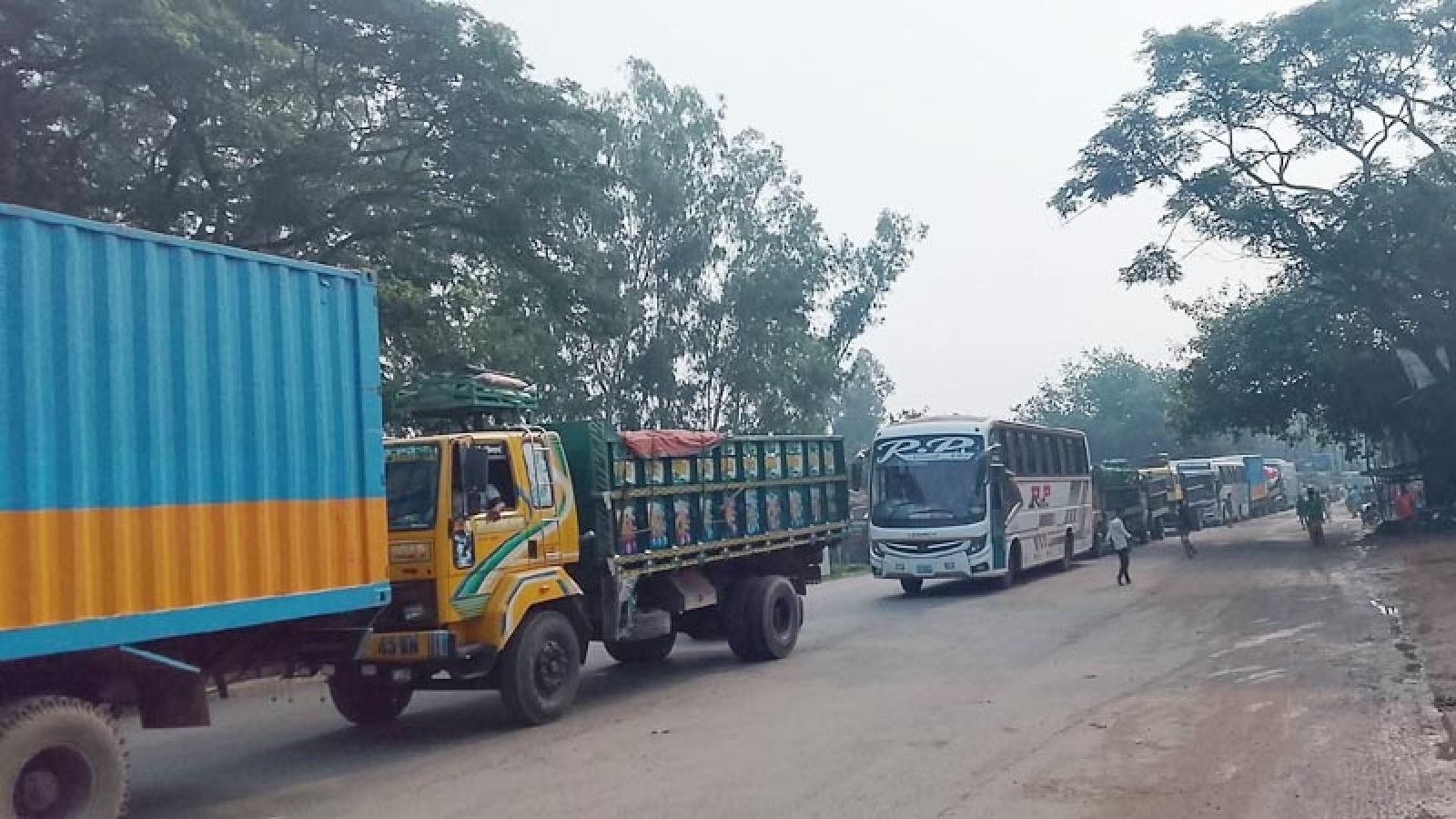সিরাজগঞ্জ-নাটোর মহাসড়কে ৪০ কিলোমিটারজুড়ে যানজট