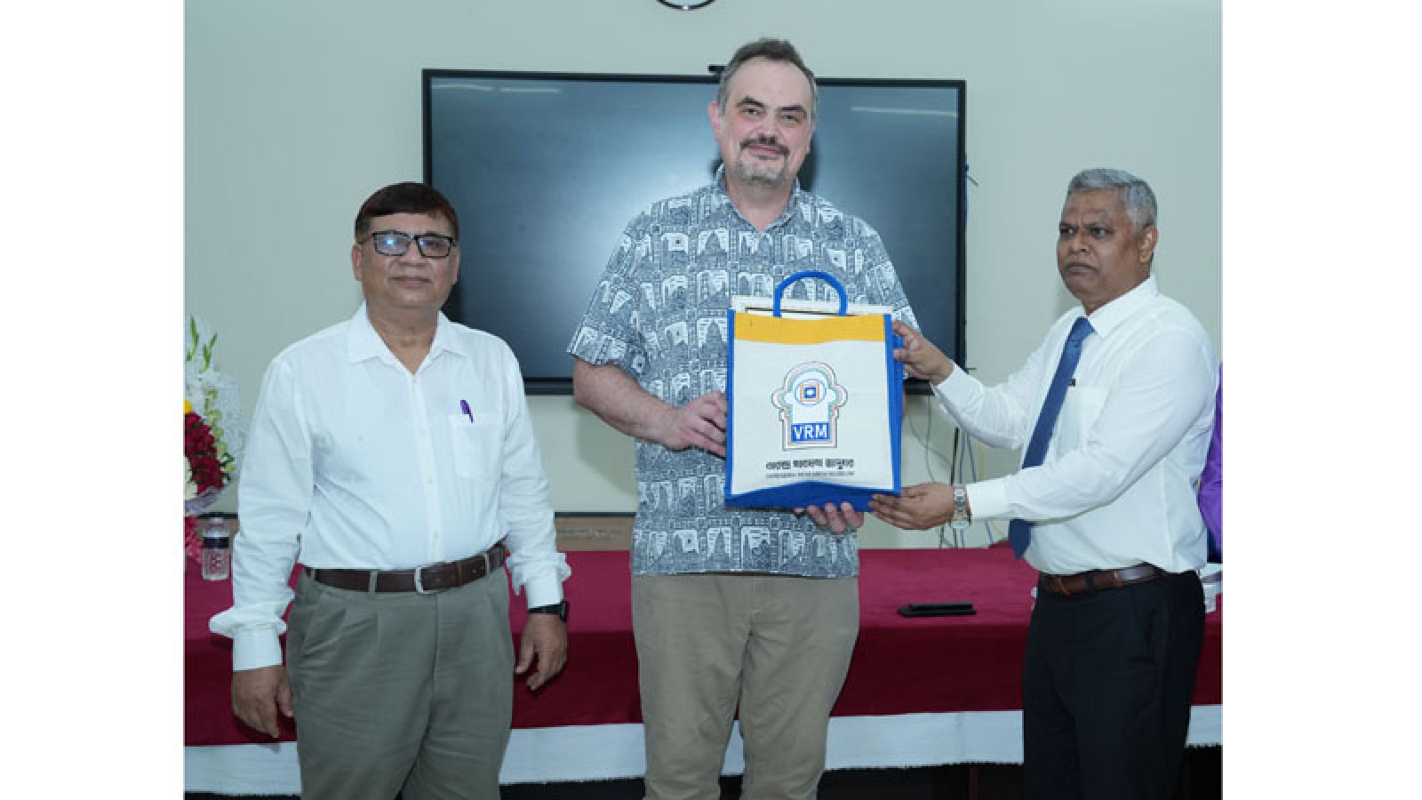 যুক্তরাষ্ট্রের রাষ্ট্রদূতের বরেন্দ্র গবেষণা জাদুঘর পরিদর্শন
