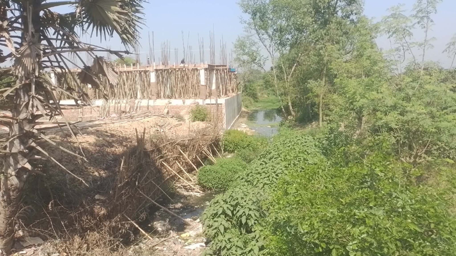 সাপাহারে সরকারি খাল দখল করে স্থাপনা নির্মাণ