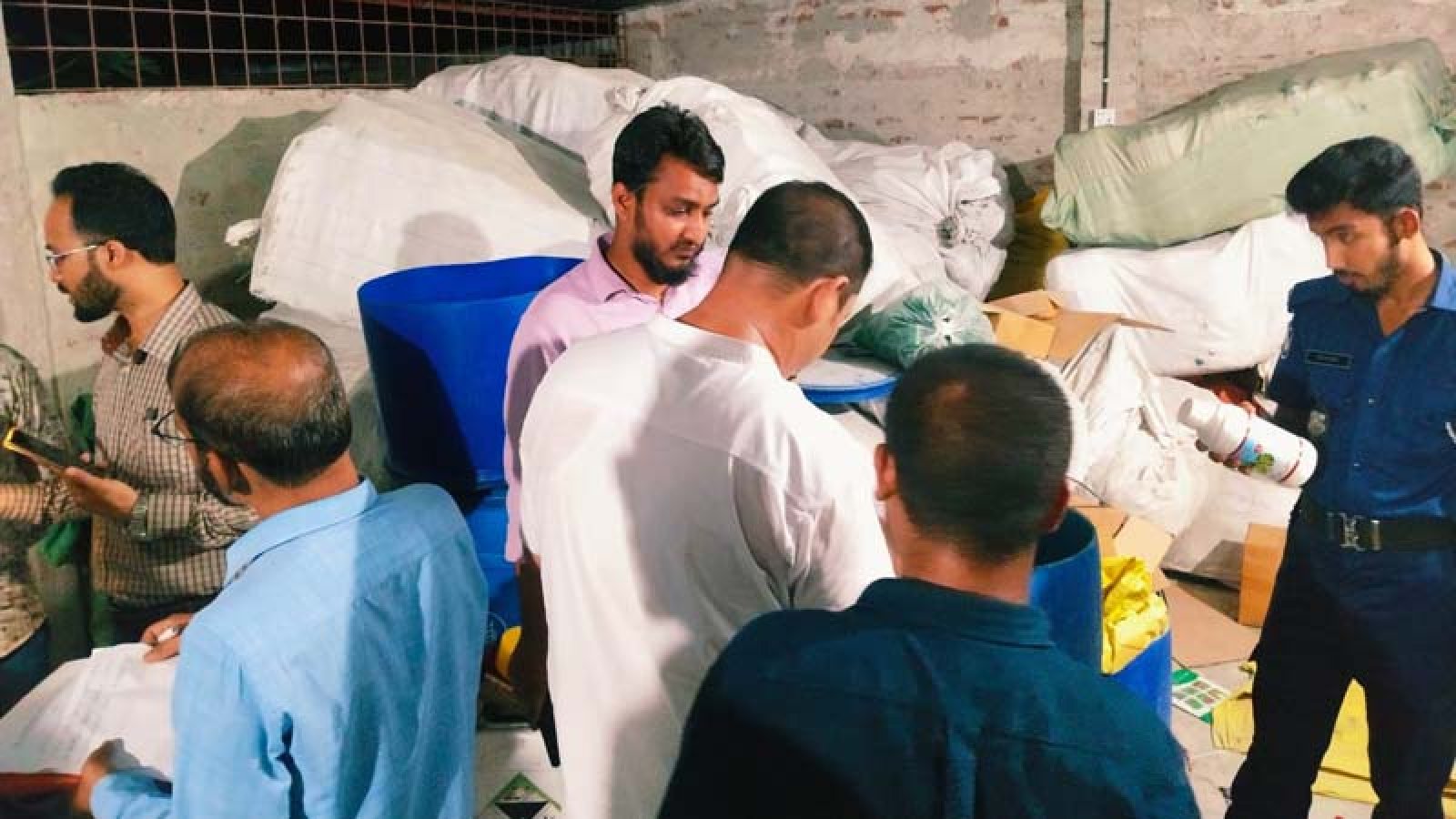 চাঁপাইনবাবগঞ্জে নকল কীটনাশক তৈরির কারখানায় অভিযান, সরঞ্জামসহ ব্যবসায়ী গ্রেপ্তার