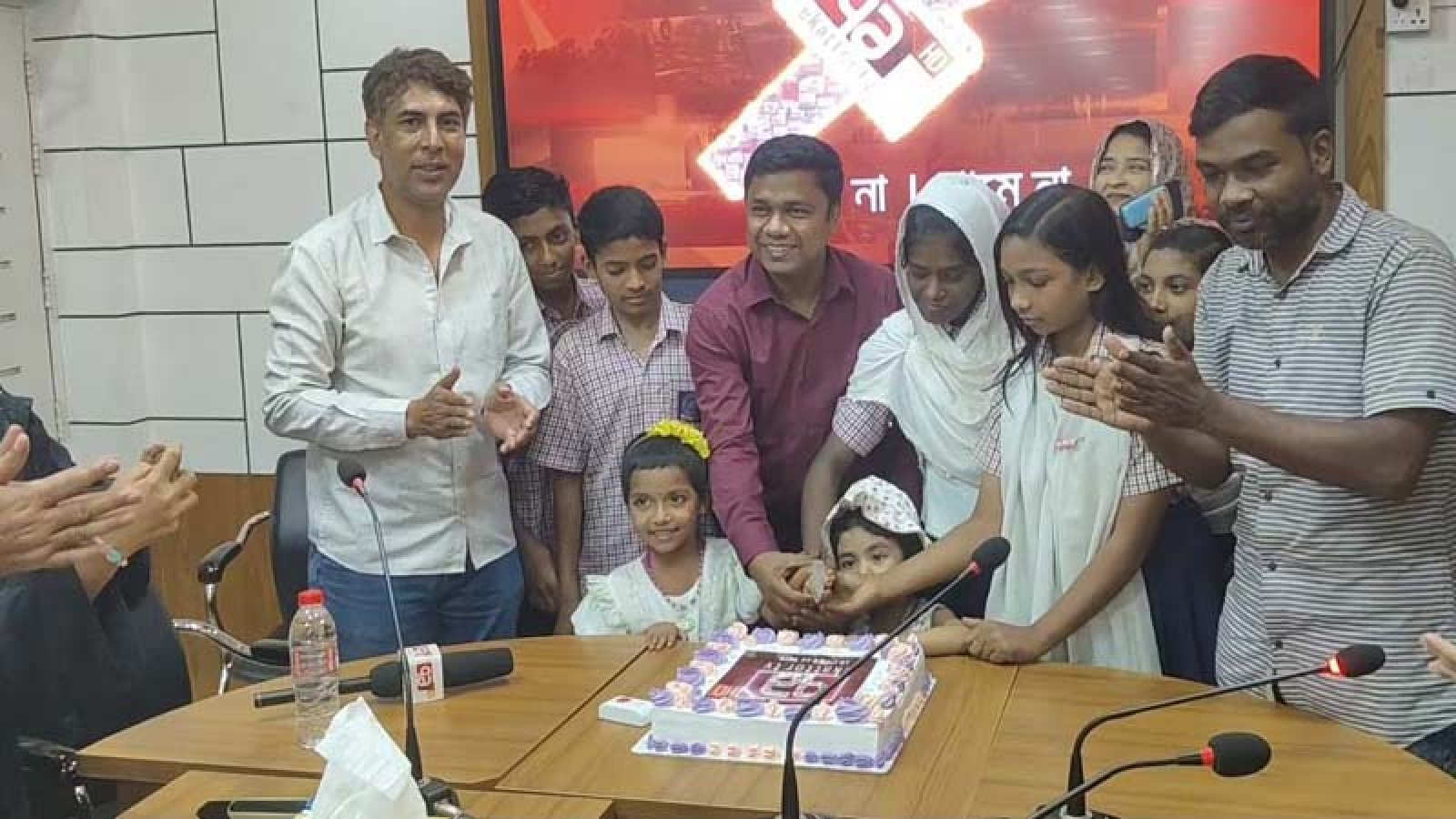 চাঁপাইনবাবগঞ্জে এতিম ও প্রতিবন্ধী শিক্ষার্থীদের নিয়ে একাত্তর টিভির প্রতিষ্ঠাবার্ষিকী উদযাপন।