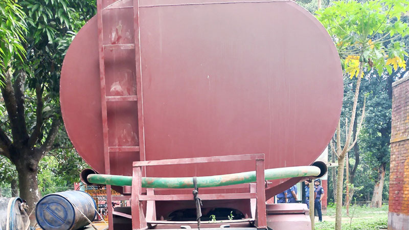 ভোলাহাটে ফিলিং স্টেশনে তেল আসার আগেই পথিমধ্যে পাচার, ট্রলিসহ তেলবাহী গাড়ি জব্দ