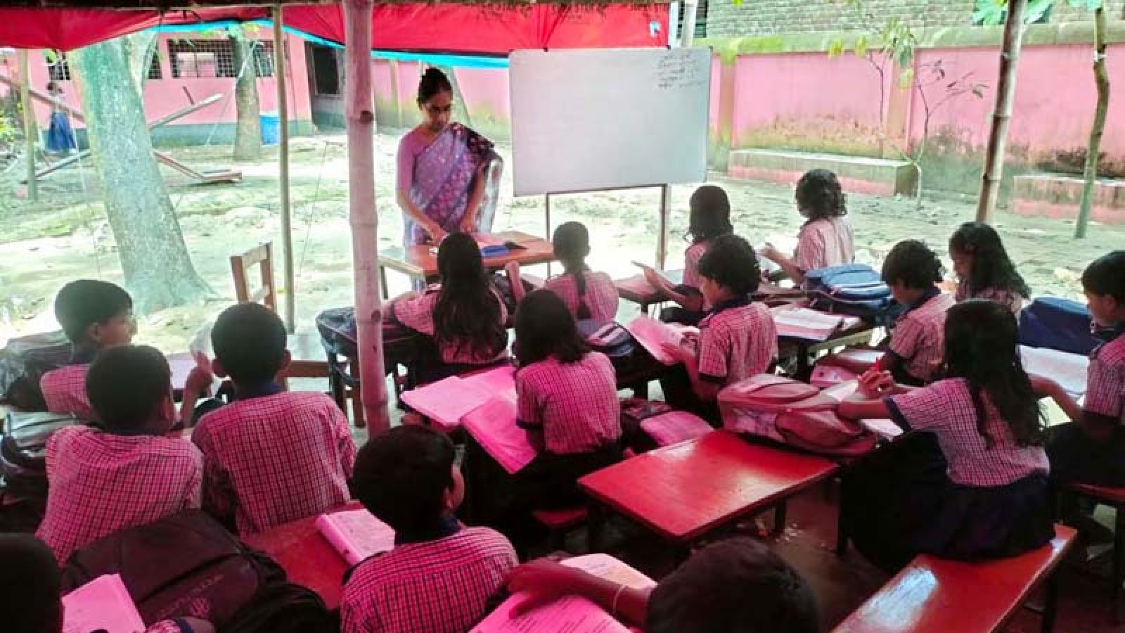 স্কুলের ভবন পরিত্যক্ত, ত্রিপল টাঙিয়ে চলছে পাঠদান