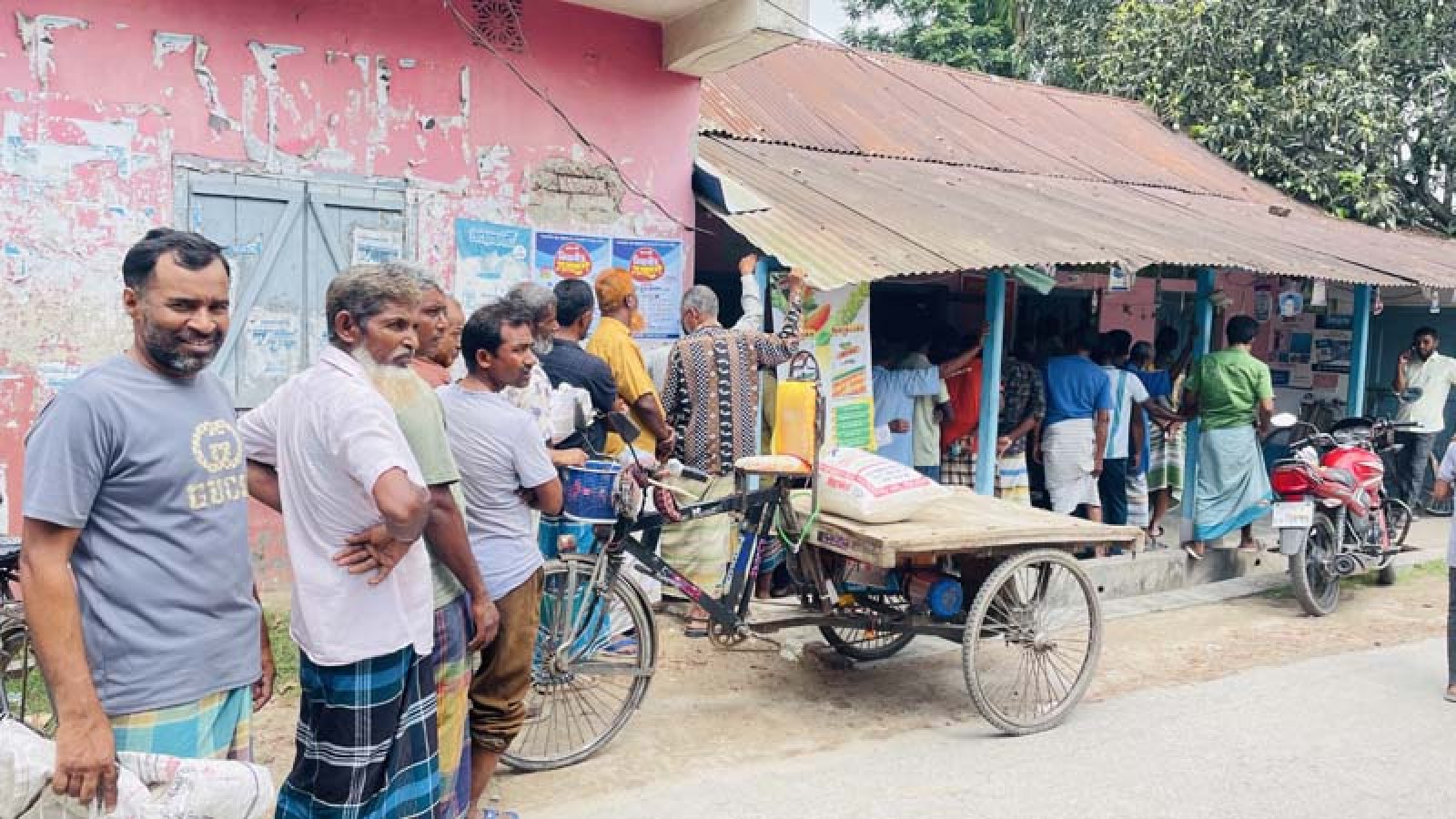 সার সংকটে বিপাকে কৃষক, ডিলার পয়েন্টে দীর্ঘ লাইন