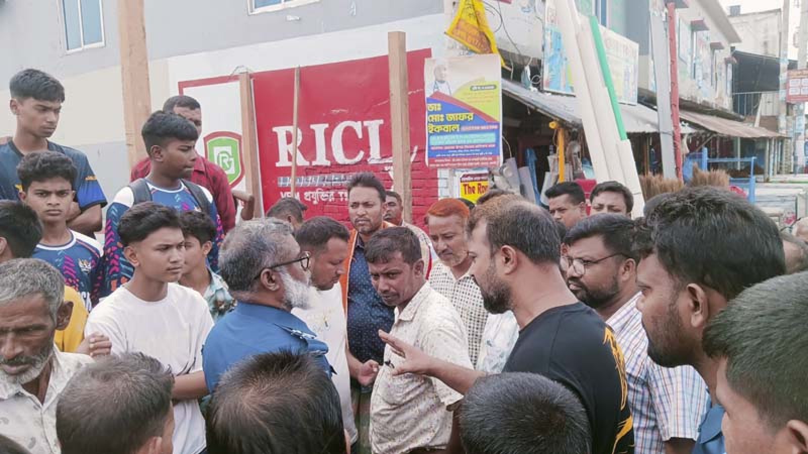 কেশরহাটে স্কুল মাঠ দখল করে দোকানঘর নির্মাণ ঠেকাল জনতা!