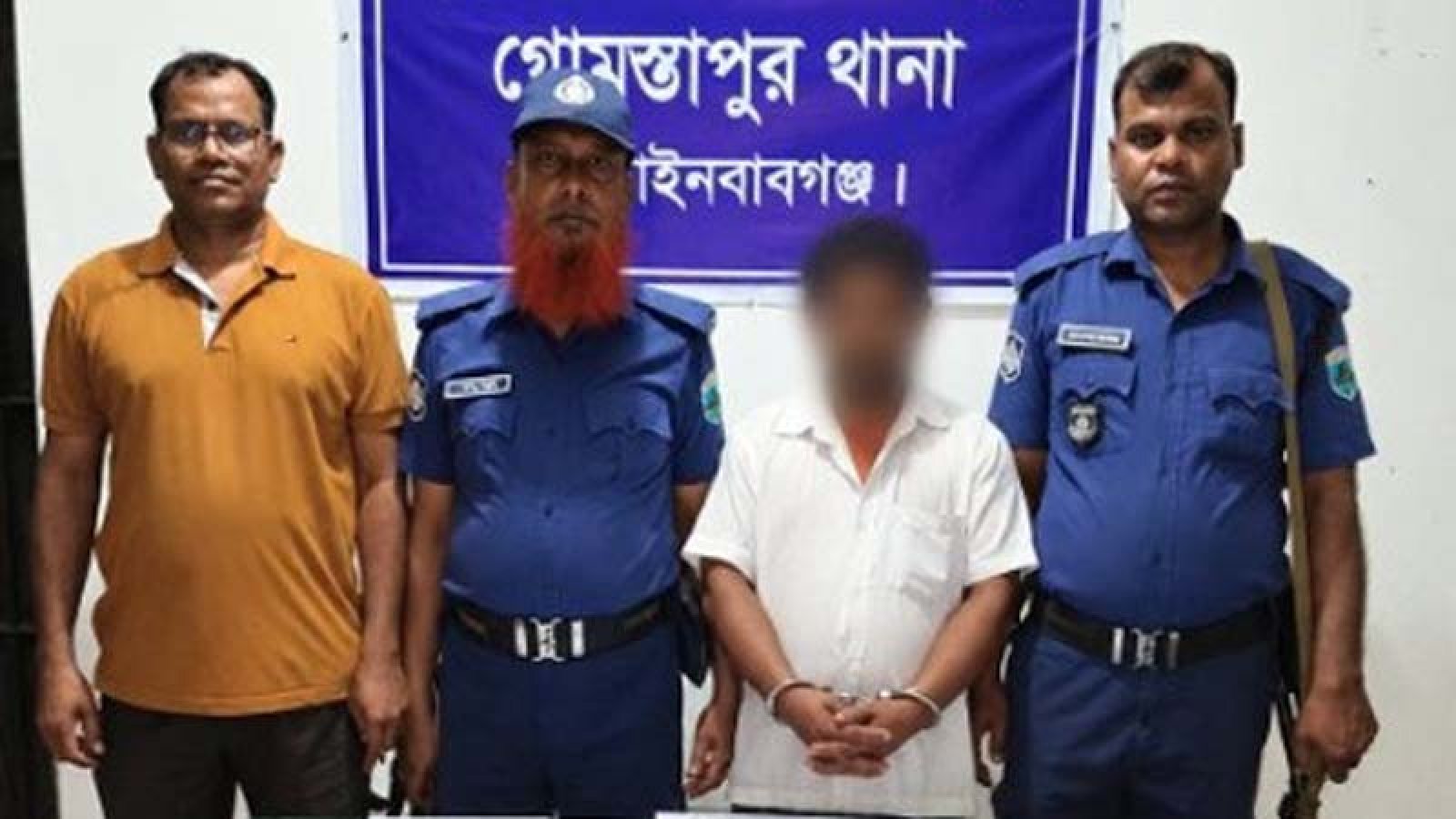 গোমস্তাপুরে আমবাগানের সড়কে ৪৫ পিস ইয়াবাসহ যুবক গ্রেপ্তার।