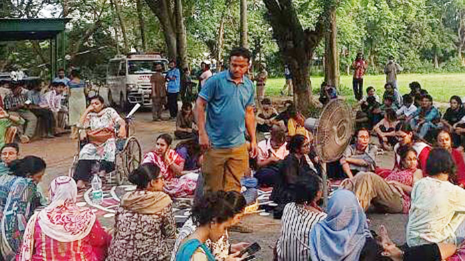 জাবিতে ধর্ষণচেষ্টা: প্রক্টরের পদত্যাগ দাবিতে রাতভর অবস্থান শিক্ষার্থীদের