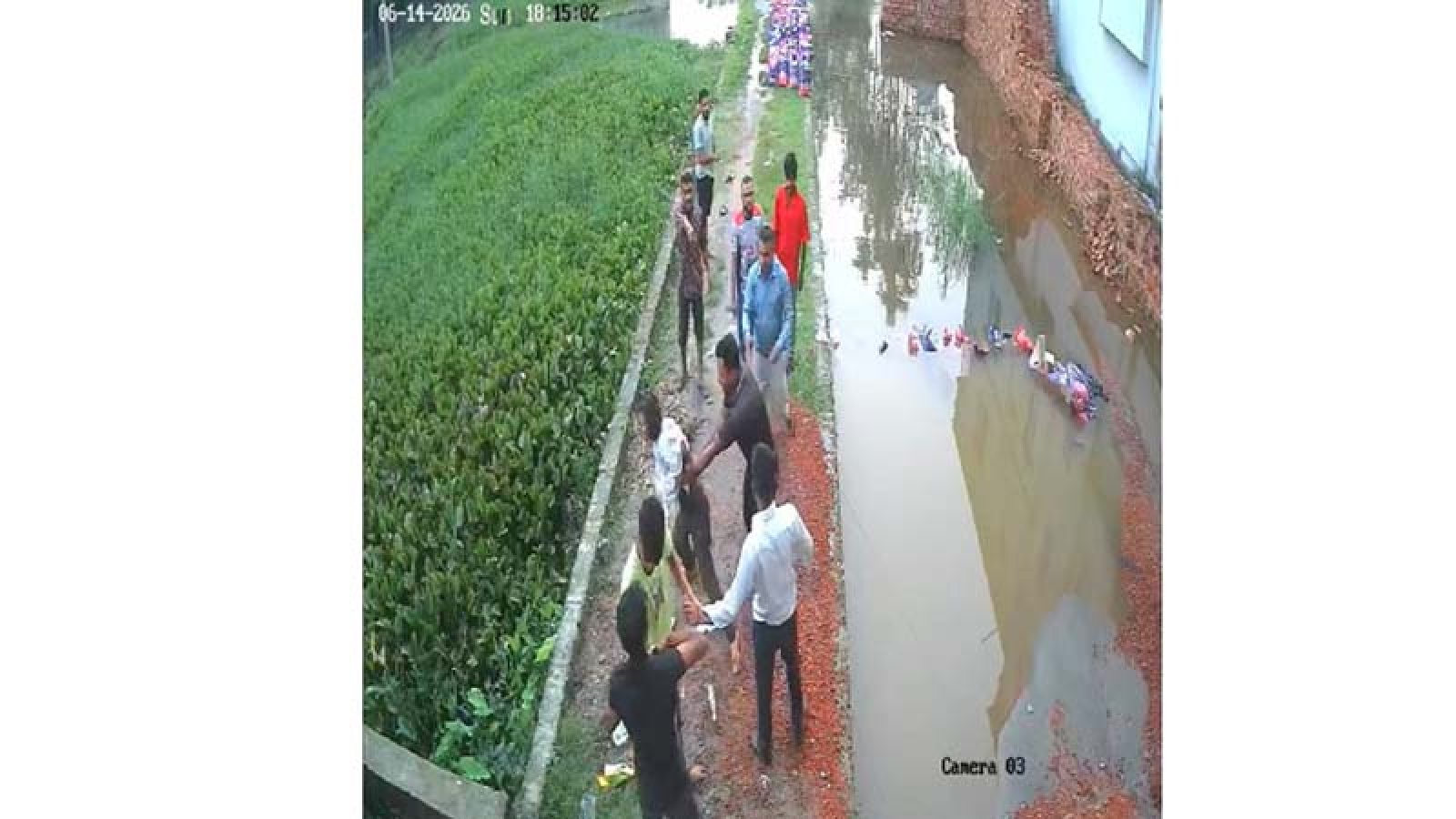 নির্মাণসামগ্রী কিনতে না চাওয়ায় ব্যাংক কর্মকর্তা ও তাঁর স্ত্রীকে মারধরের অভিযোগ