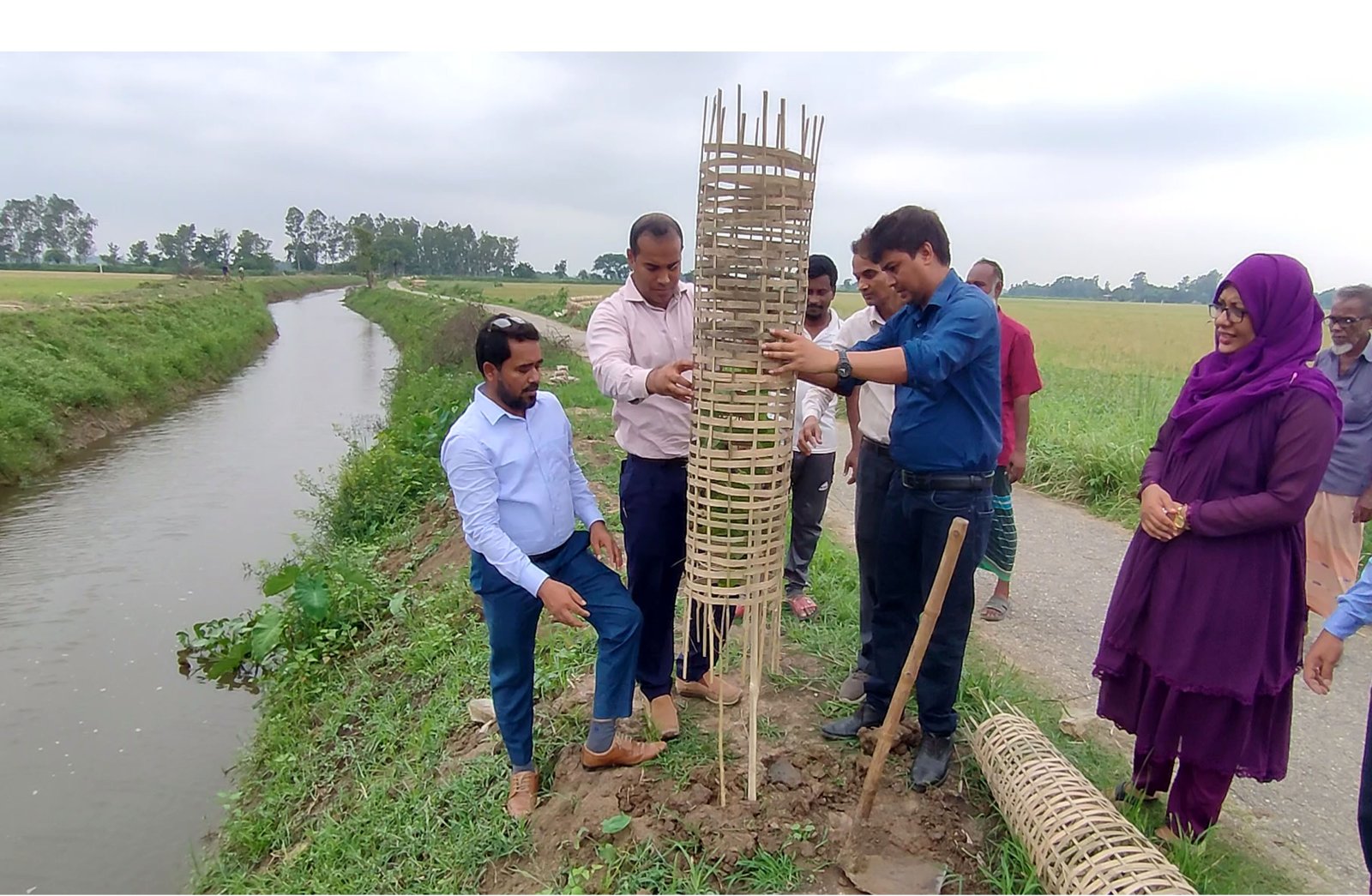 খাল খনন শেষে ১ কোটি ৩৯ লাখ টাকা জমা দিলেন নওগাঁ জেলা প্রশাসক