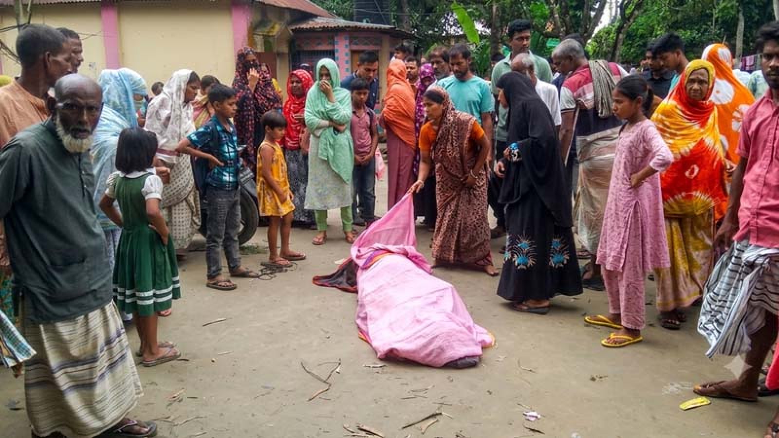 সিঁদ কেটে ঘরে ঢুকল দুর্বৃত্তরা, সকালে মিলল স্কুলশিক্ষিকার লাশ